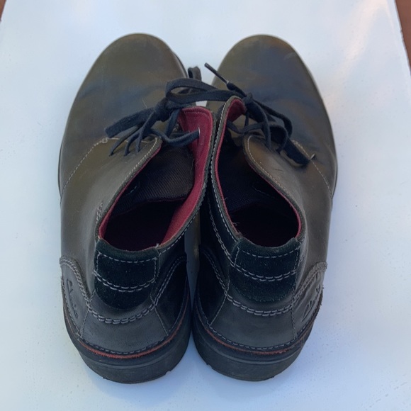 Clarks Chukka boots in black. - Picture 2 of 7